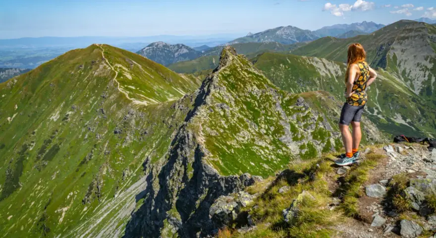 Widok na zielone szczyty Tatr Zachodnich na Słowacji. Kobieta podziwia panoramę gór.