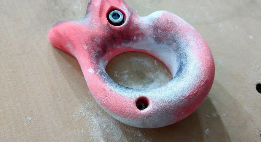 Chwyt wspinaczkowy pokryty magnezją. Czy magnezja jest szkodliwa? To pytanie zadaje sobie wielu wspinaczy, ale ten chwyt wygląda na gotowy do akcji.