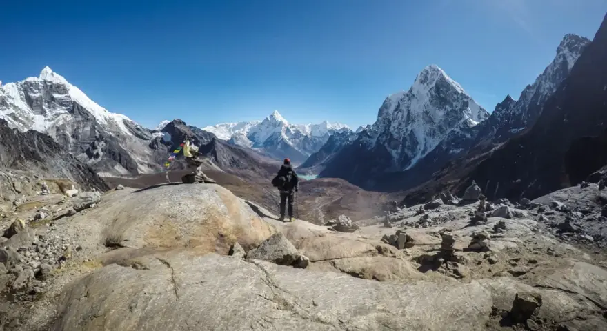 Trekking w Himalajach. Samotny turysta podziwia majestatyczne szczyty i doliny.