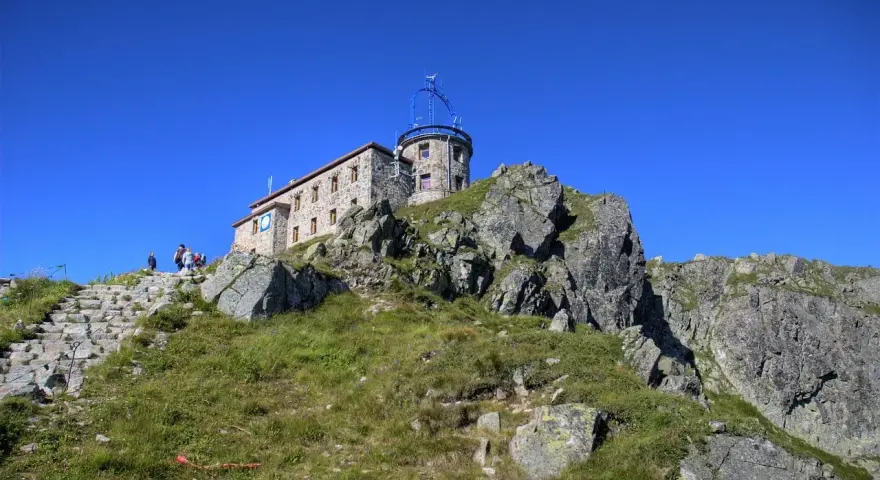 Kamienny budynek na szczycie góry, idealny punkt na trasę "Zakopane w 3 dni co zwiedzić". Schody prowadzą do obserwatorium.