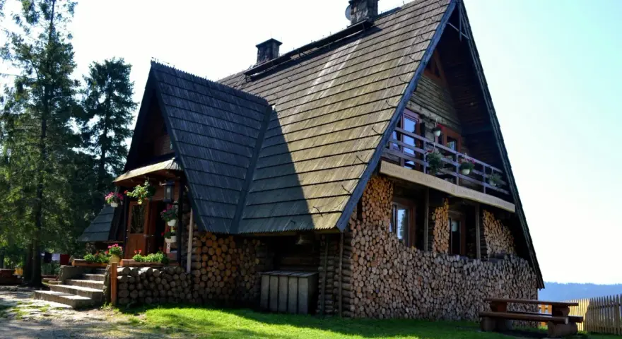 Drewniana bacówka na Maciejowej w Starych Wierchach, otoczona lasem i górami, zaprasza do odpoczynku.