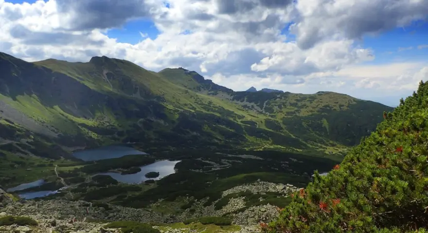Widok na Tatry z przełęczy Karb. Trudność szlaku jest wyzwaniem, ale nagrodą są piękne jeziora i góry.