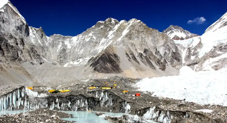 Obóz pod Everestem, z namiotami i lodowcem. Planując wyprawę, warto sprawdzić everest base camp koszty.