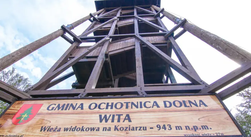 Drewniana wieża widokowa na Koziarzu, wznosząca się na 943 m n.p.m. w Gminie Ochotnica Dolna.