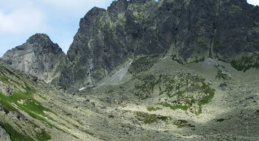 Kamieniste zbocza i skaliste szczyty Tatr Wysokich. Szlak na Kozi Wierch z Doliny Gąsienicowej w pełnej krasie.
