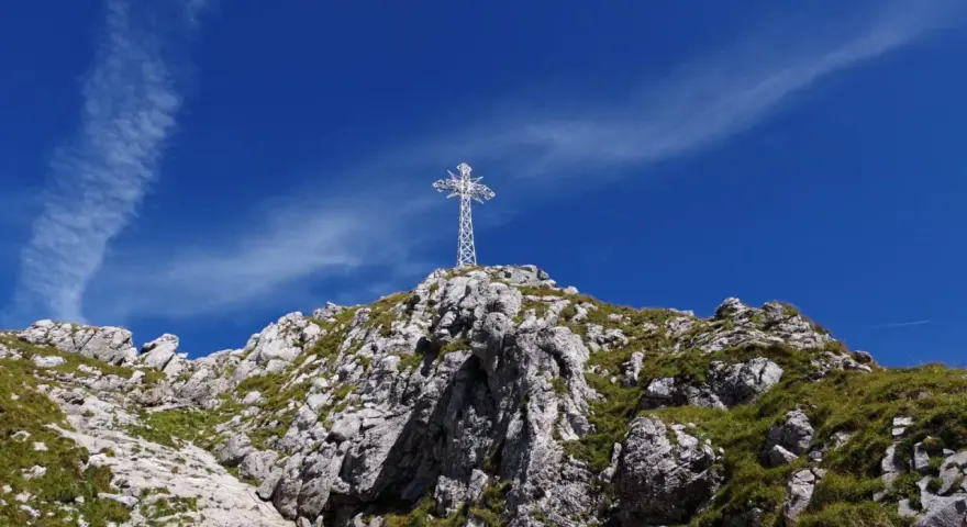 Biały krzyż na skalistym szczycie, symbol Tatr. Zastanawiasz się, ile ma Giewont?