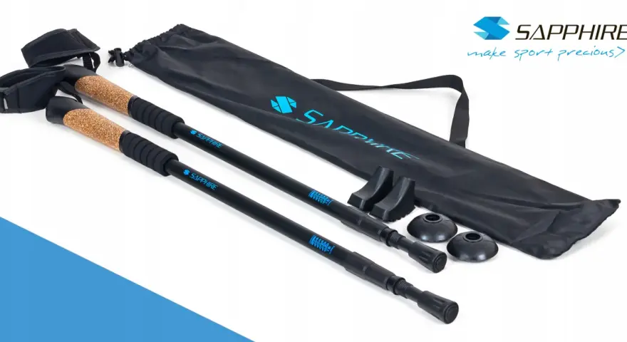 Kije trekkingowe Sapphire z korkową rączką i pokrowcem. Czy kije trekkingowe można używać do nordic walking? Tak, z odpowiednimi końcówkami.