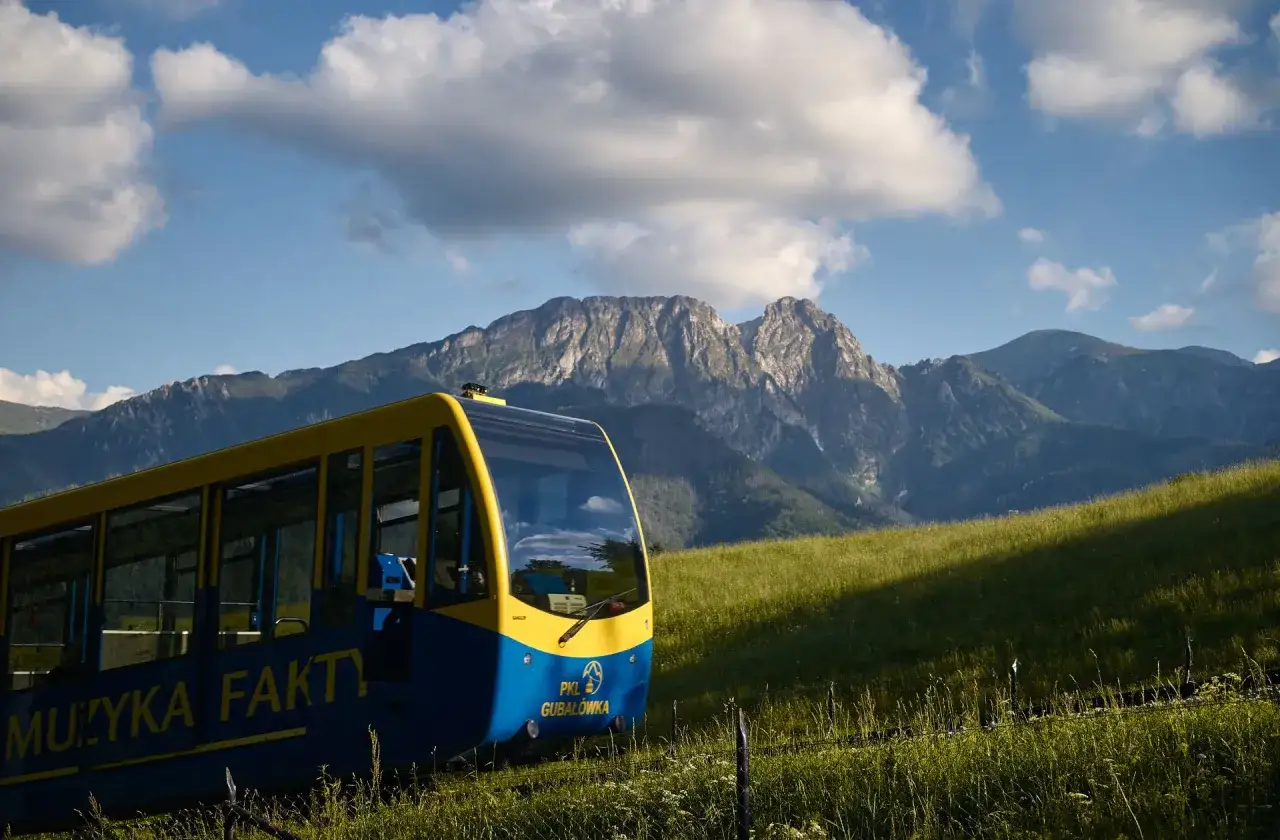 Kolejka na Gubał&oacute;wkę, PKL Gubał&oacute;wka, wznosi się na wysokość, by podziwiać Tatry.