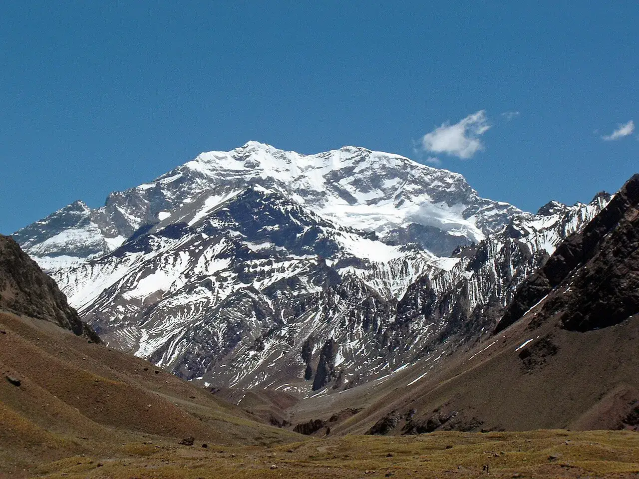 Aconcagua, najwyższy szczyt Andów, majestatycznie góruje nad ośnieżonymi zboczami i skalistymi dolinami.