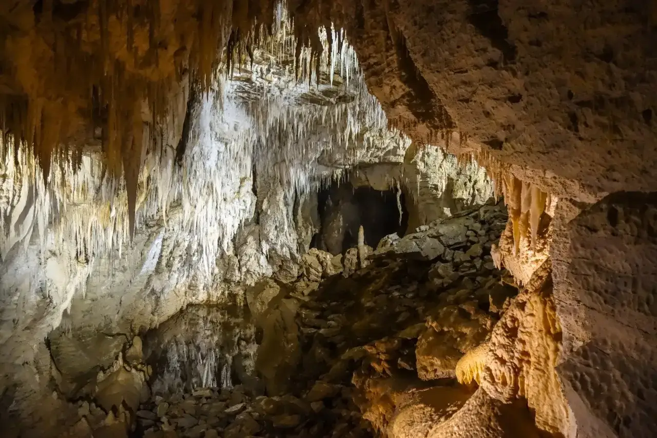 Wnętrze jaskiń w Tatrach, pełne stalaktytów i stalagmitów, tworzy magiczny, podziemny krajobraz.