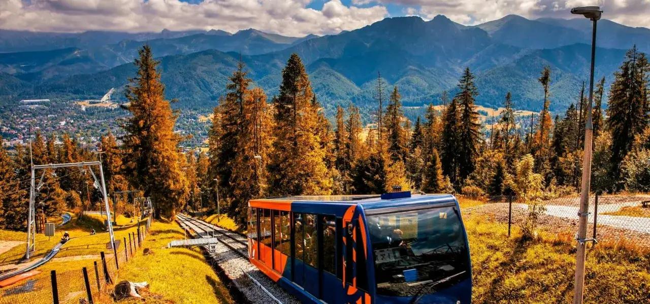 Kolejka na Gubał&oacute;wkę wznosi się pośr&oacute;d jesiennych drzew, oferując widok na Tatry. Ile metr&oacute;w do szczytu?
