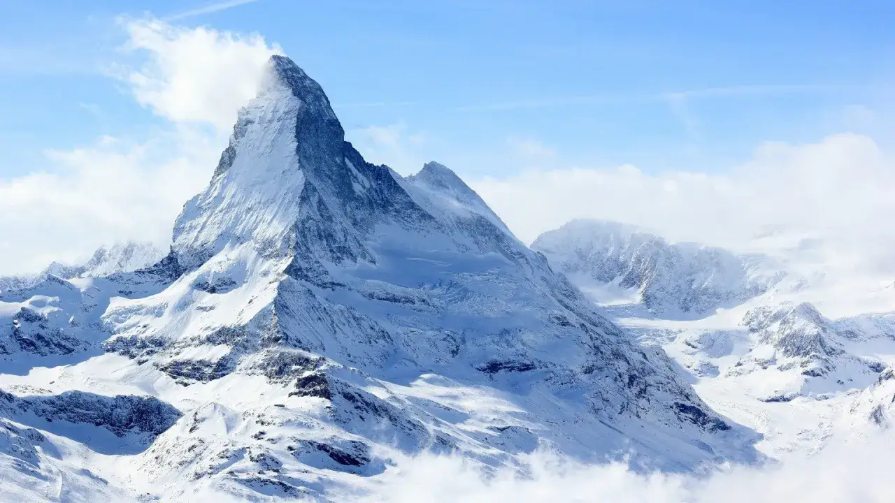 Majestatyczne, ośnieżone szczyty Alp, w tym charakterystyczny Matterhorn, tworzą prawdziwą 