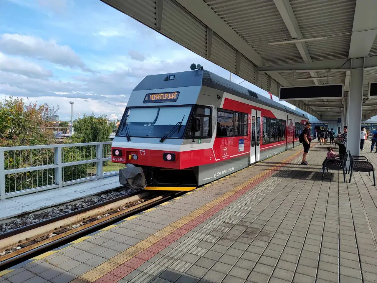 Pociąg na stacji, gotowy do podróży. Jak dojechać do Szczyrbskiego Jeziora? Pociągiem!