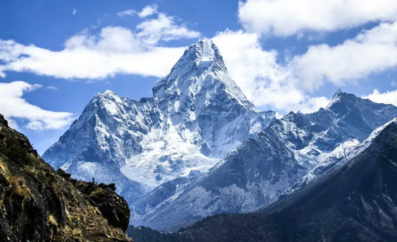 Majestatyczny szczyt Ama Dablam w Himalajach. Planujesz wyprawę na Everest Base Camp? Poznaj koszty i przygotuj się na niezapomnianą przygodę.