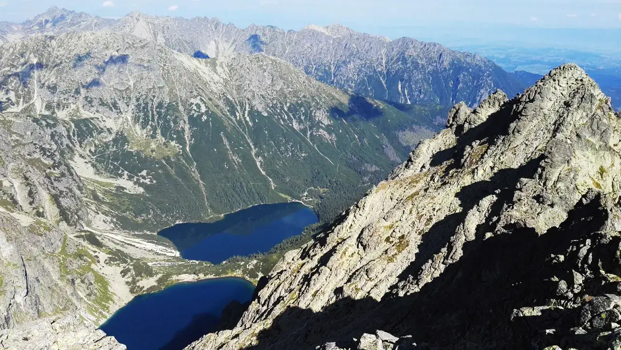 Widok na Tatry z góry, z dwoma jeziorami w dole. Może to być najłatwiejszy szlak na Rysy.