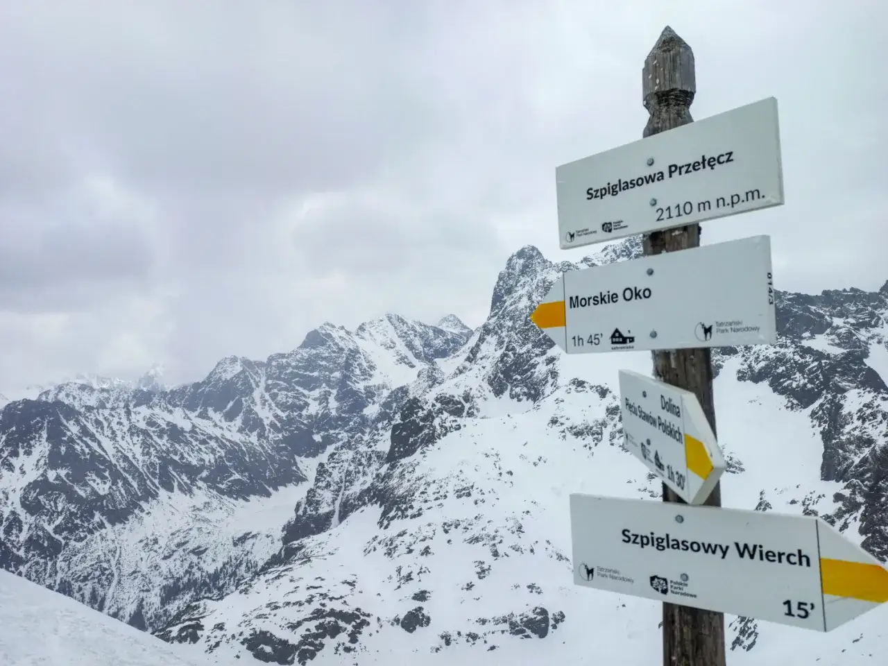 Szlak na Szpiglasowy Wierch jest wymagający. Znaki wskazują drogę na Morskie Oko i Dolinę Pięciu Stawów Polskich.