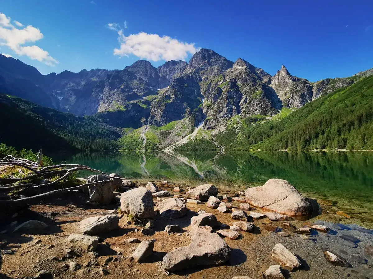 Tatry atrakcje dla leniwych: Morskie Oko odbija majestatyczne szczyty. Idealne miejsce na relaks bez wysiłku.