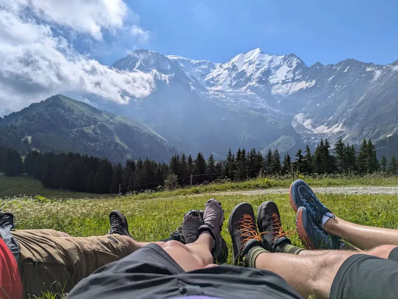 Odpoczynek po trekkingu na Tour du Mont Blanc. Widok na ośnieżone szczyty i zielone doliny.
