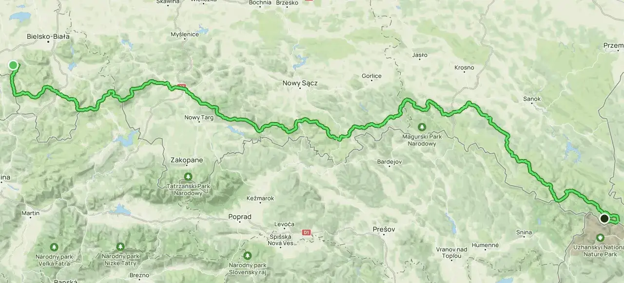 Mapa przedstawia przebieg najdłuższego szlaku w Polsce, wijącego się przez malownicze góry i parki narodowe, od zachodniej granicy po wschodni kraniec kraju.