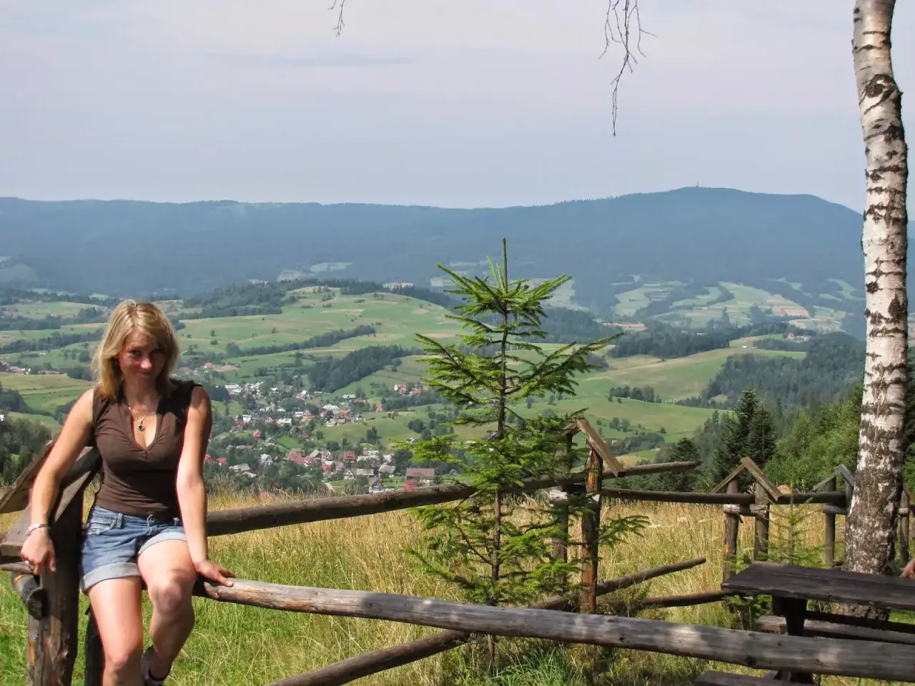 Kobieta na tle malowniczego krajobrazu z Maciejowej w Starych Wierchach.