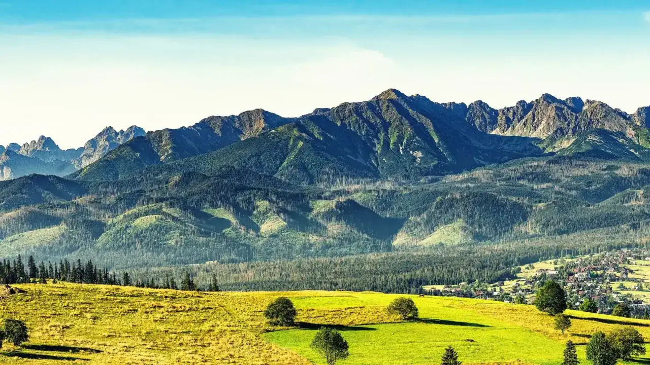 Tatry w słońcu, idealne na weekendowy wypad. Zakopane w 3 dni co zwiedzić? Widok na góry i doliny zachęca do odkrywania!