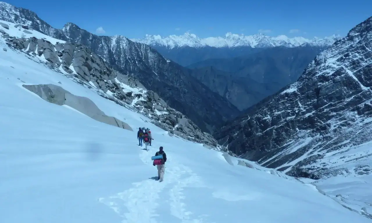 Grupa turystów wyrusza na trekking w Himalajach. Śnieżne szlaki i majestatyczne szczyty tworzą zapierający dech w piersiach krajobraz.