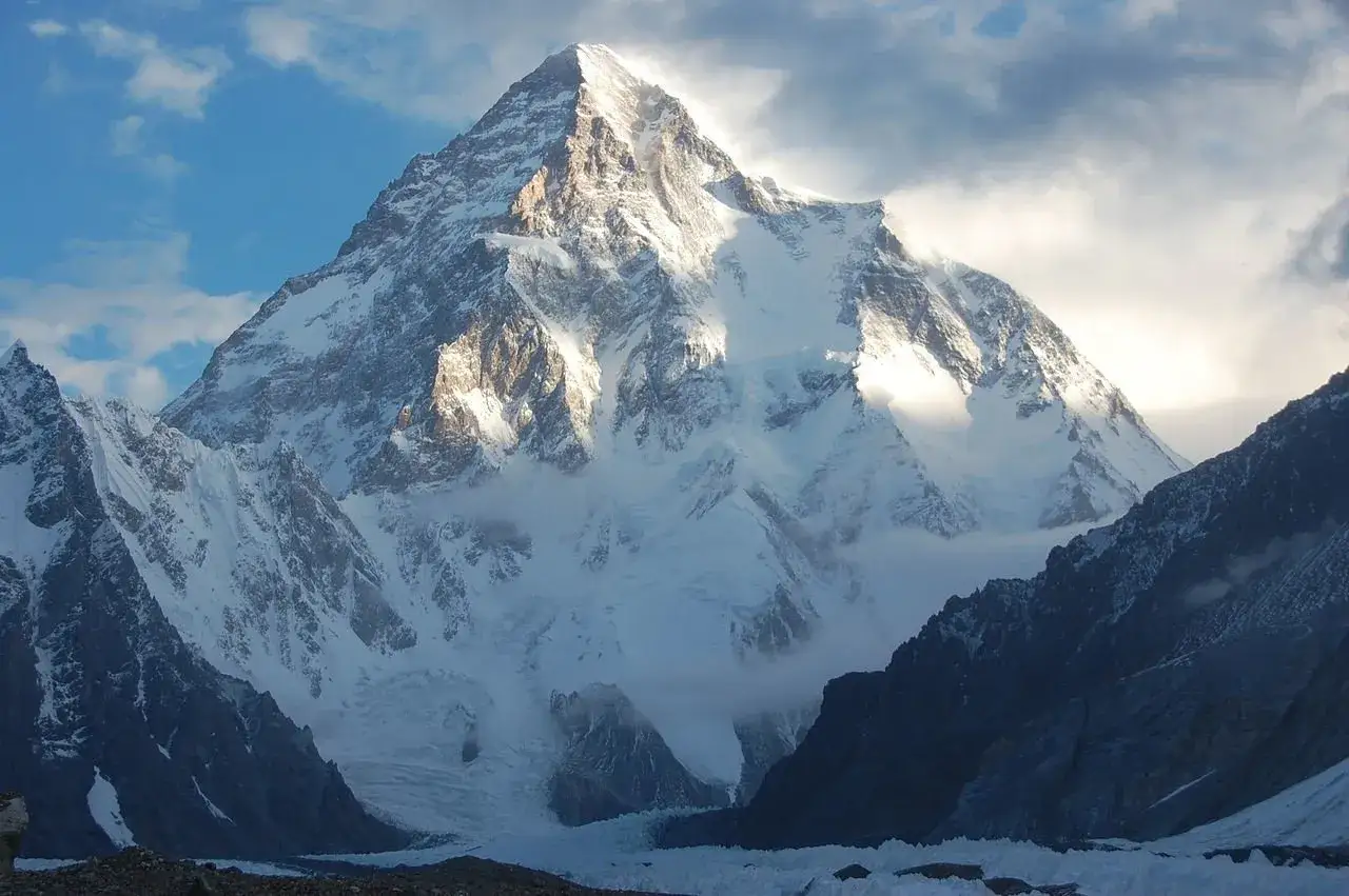 Majestatyczny, ośnieżony szczyt K2, najwyższy szczyt Karakorum, wyłania się z chmur.