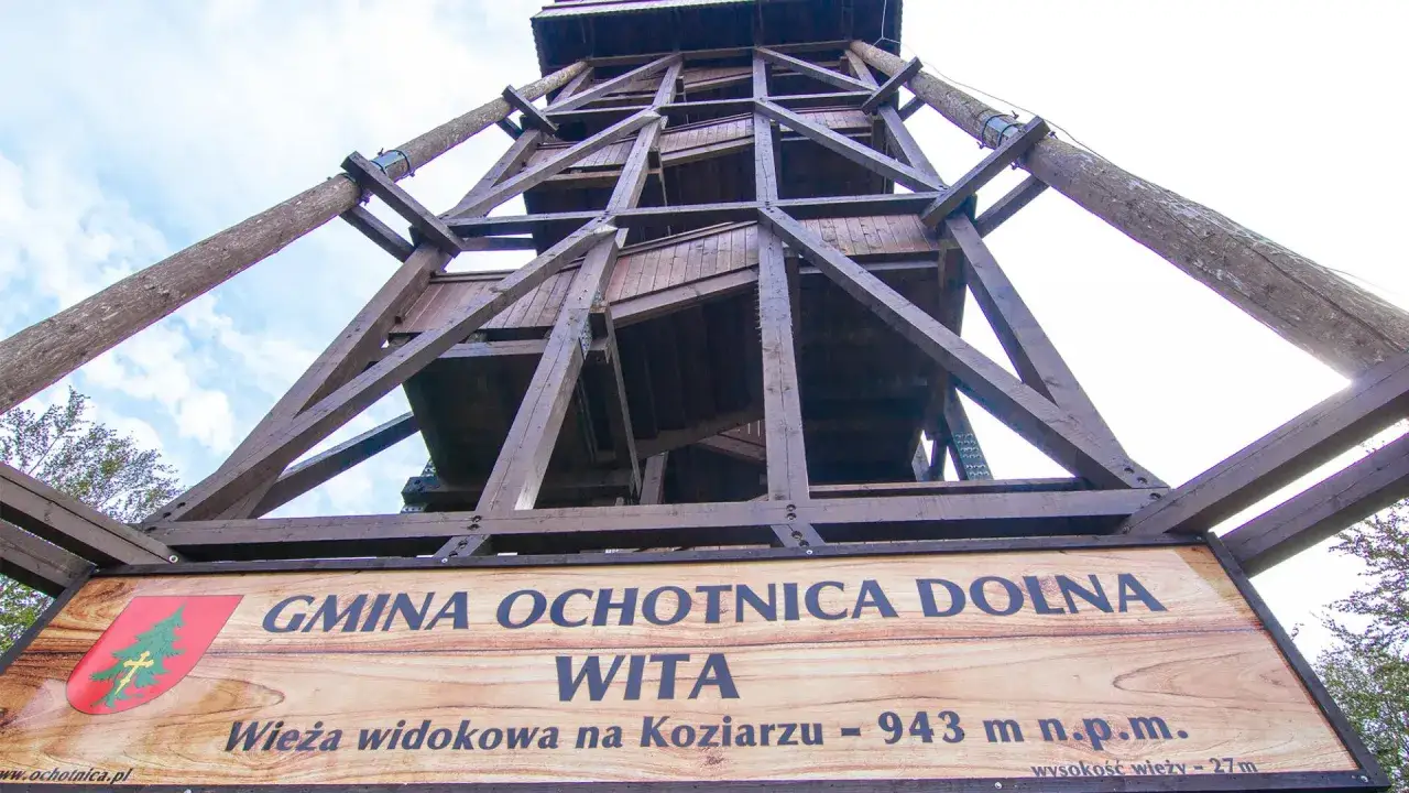 Drewniana wieża widokowa na Koziarzu, wznosząca się na 943 m n.p.m. w Gminie Ochotnica Dolna.