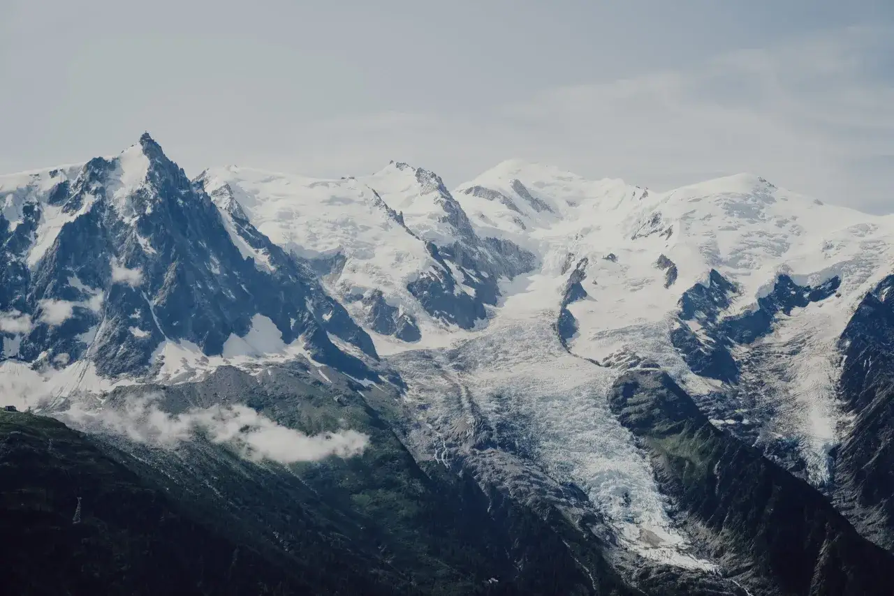 Majestatyczne szczyty i lodowce Alp podczas tour du Mont Blanc.