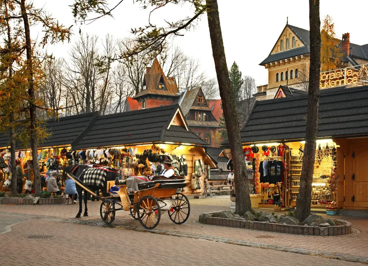 Krupówki w Zakopanem: wóz konny, kramy z pamiątkami i góralska architektura. Idealne zakopane atrakcje na jeden dzień.