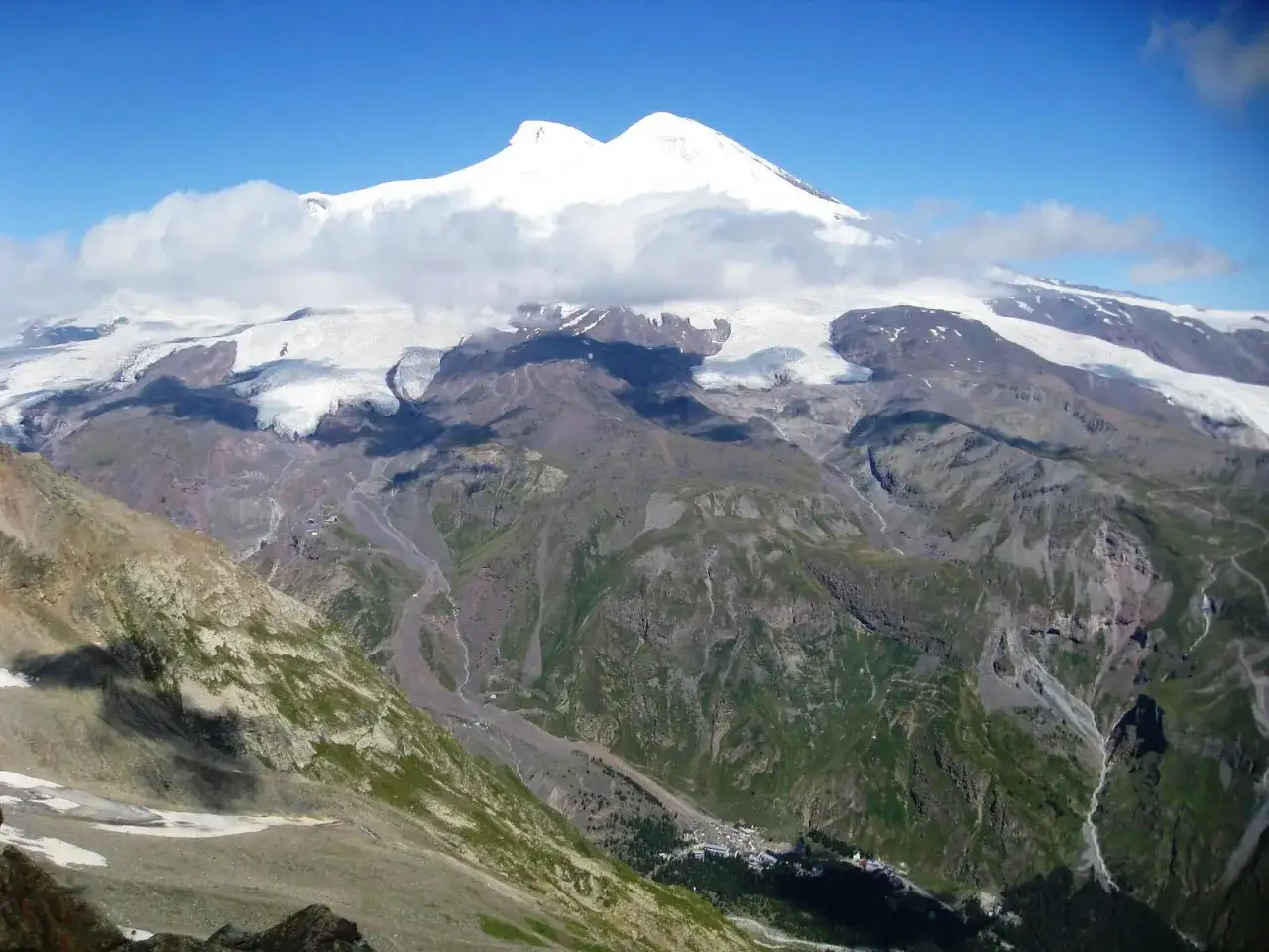Elbrus, najwyższy szczyt Europy, majestatycznie g&oacute;ruje nad krajobrazem. Na kt&oacute;rym kontynencie leży Elbrus? Na styku Europy i Azji.