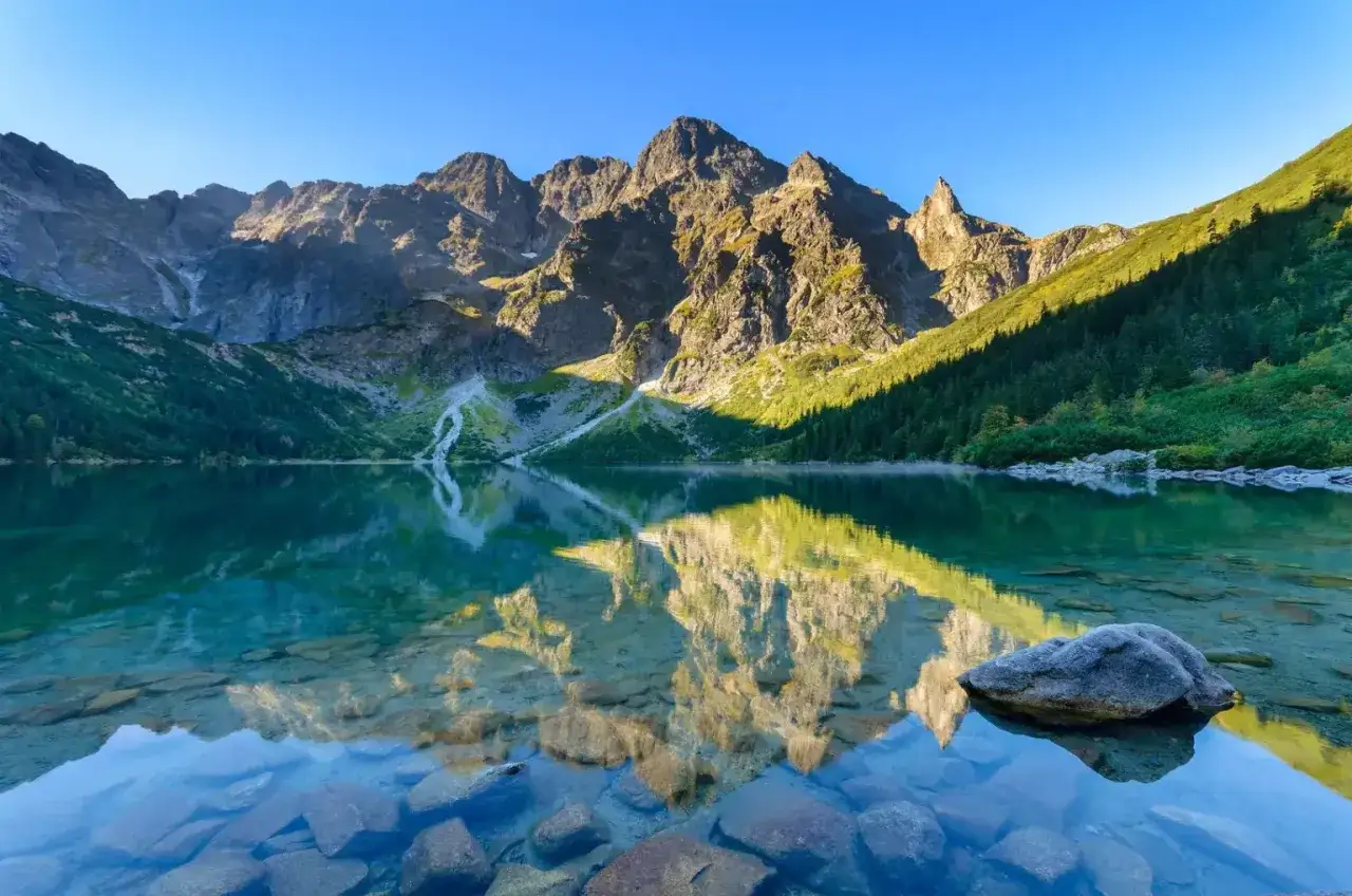 Tatry atrakcje dla leniwych: Morskie Oko odbija majestatyczne szczyty. Idealne miejsce na relaks i podziwianie widoków.
