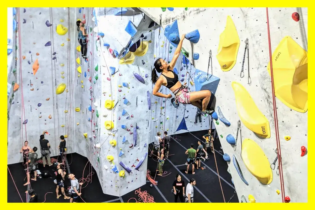 Bouldering co to? Wspinaczka na sztucznej ściance, gdzie ludzie pokonują trudne drogi.