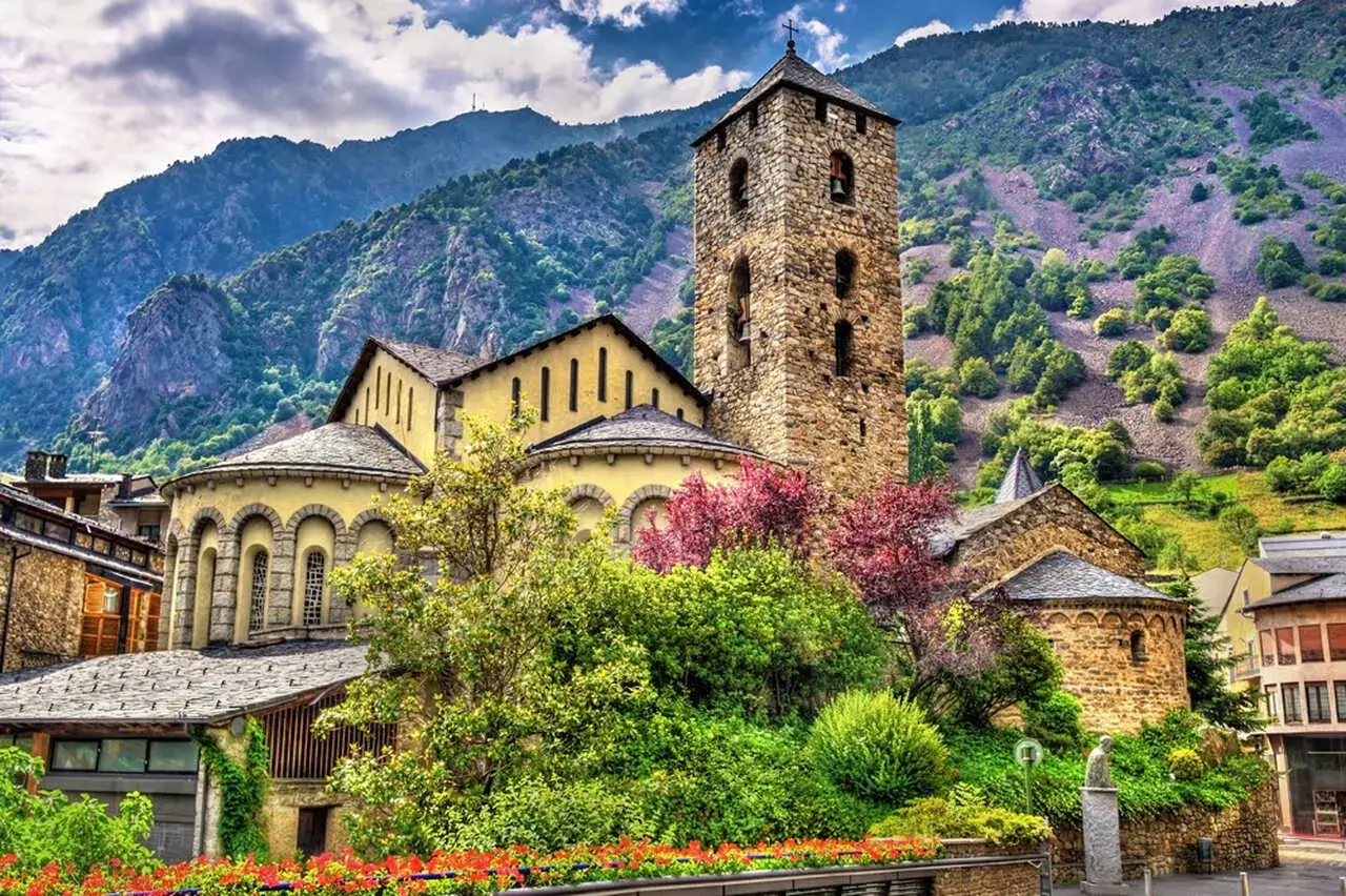 Kościół św. Mikołaja w Ordino, Andora. Warto zobaczyć tę romańską architekturę w otoczeniu gór i zieleni.