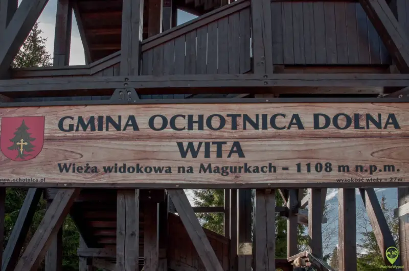 Drewniana wieża widokowa na Magurkach, szlak z Ochotnicy, wita turystów na wysokości 1108 m n.p.m.